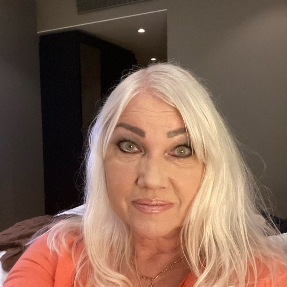 ElinaR.bsky.social