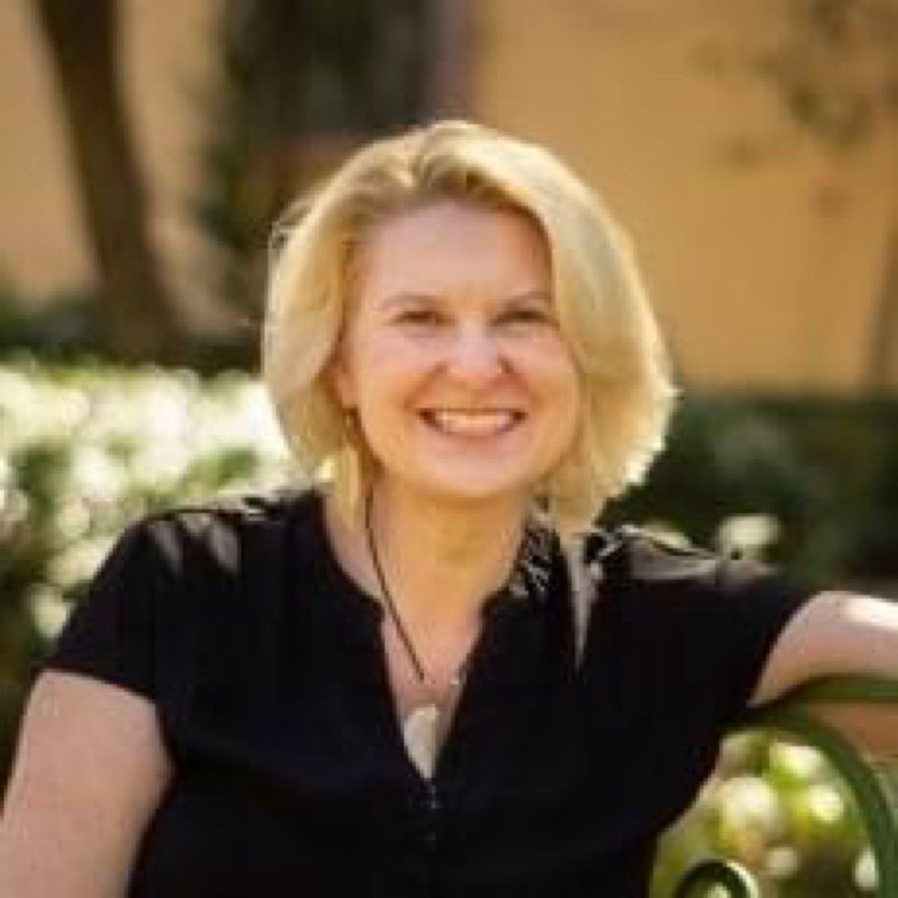 Lainey Cameron | Podcaster | Author | Book Marketing Expert