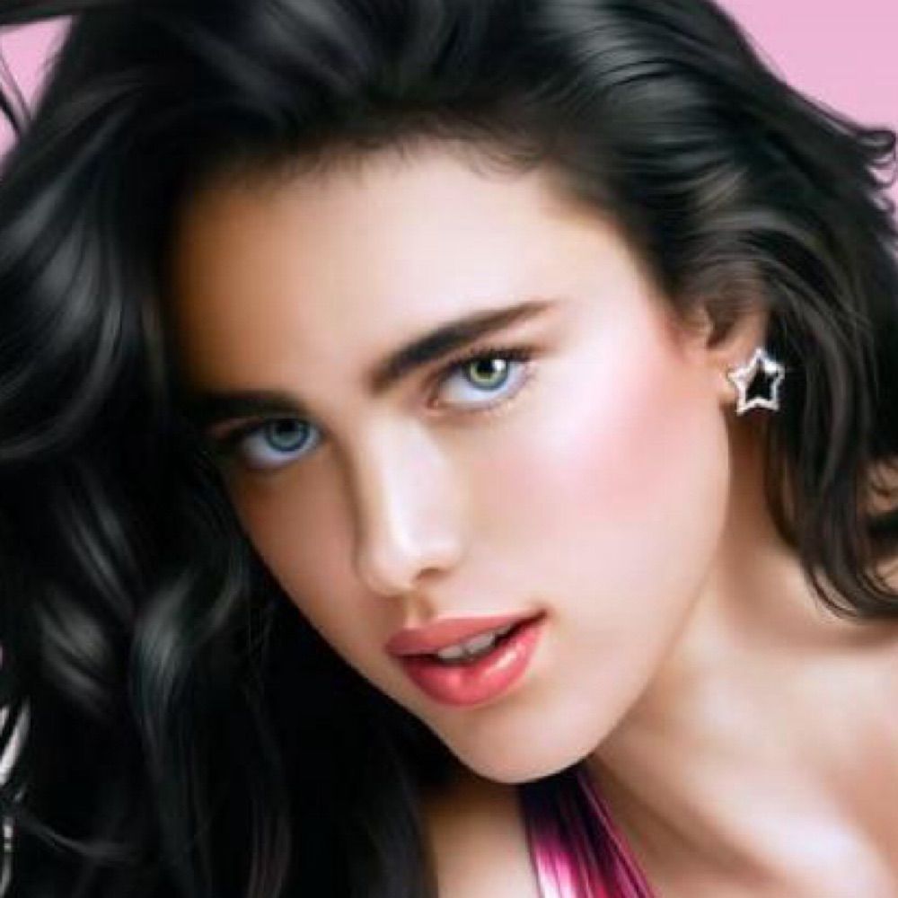 margaret qualley tomando um suco no gigabyte