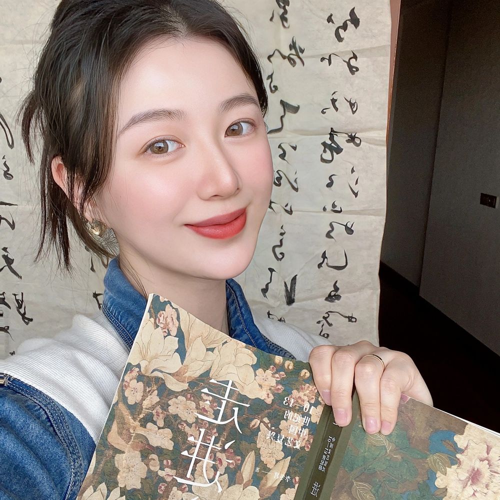 Jenny loves traveling and drawing
