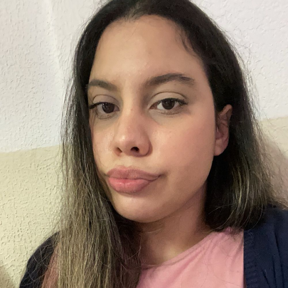 Monielly está lendo