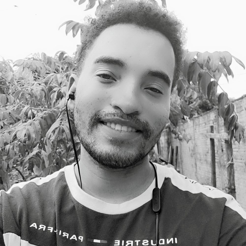 Larva de mosca com rosto fake no bumbum