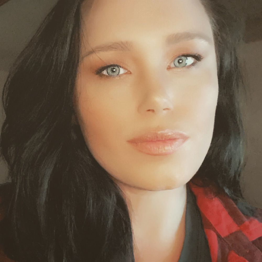 Ashley Shannon | Writer & Booktuber