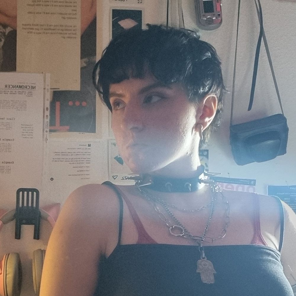 just some goth bitch 💀🦴