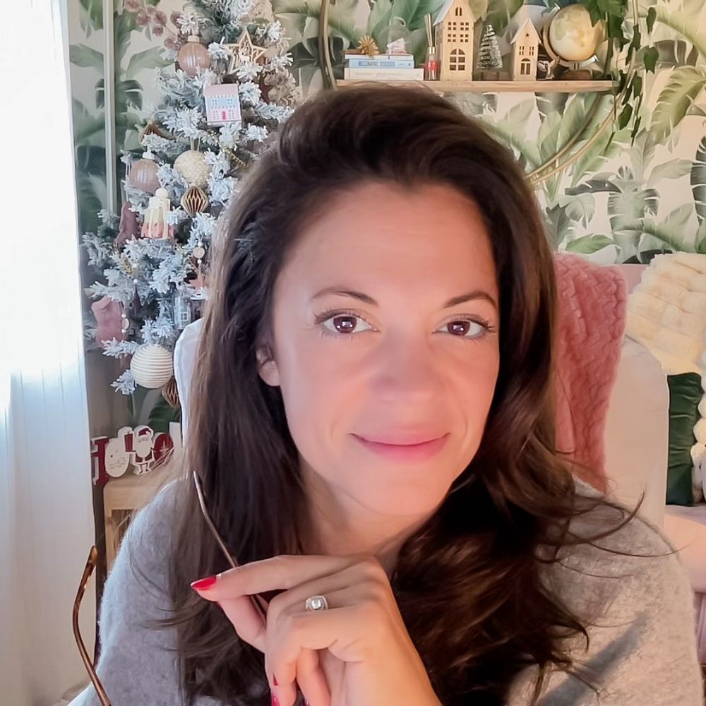 Leanna Woodley ✨ Screenwriter Author
