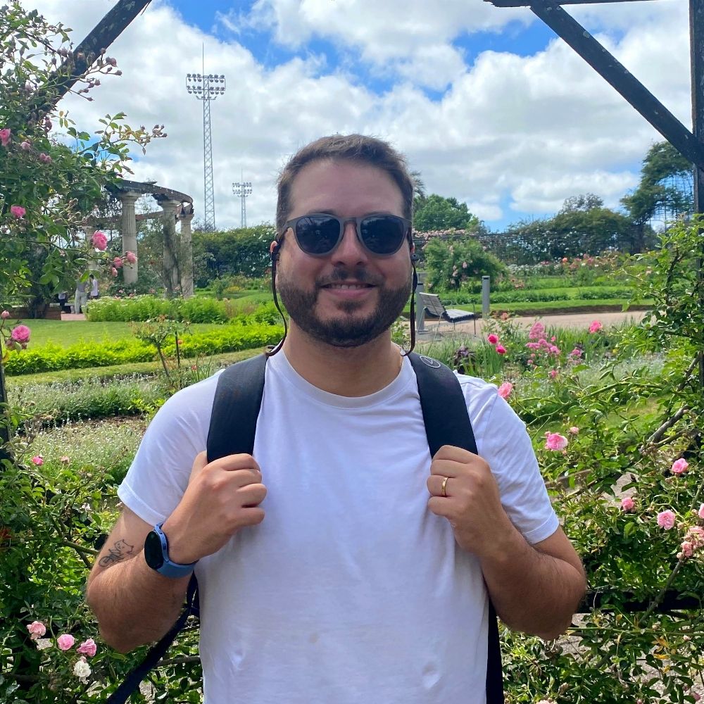 Tomás