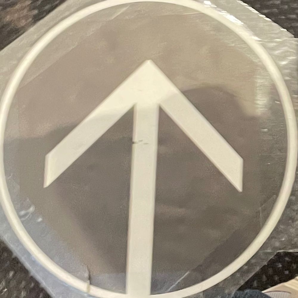 ↑