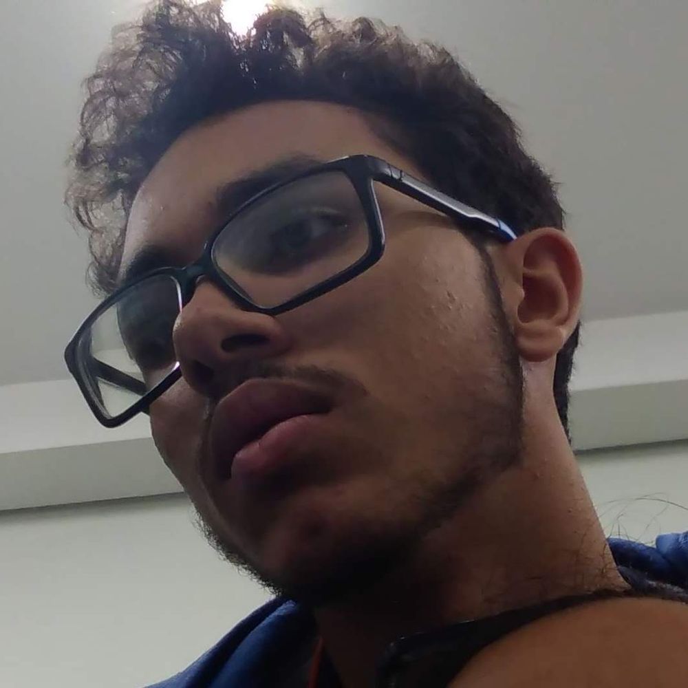 odete roitman de pé na cova
