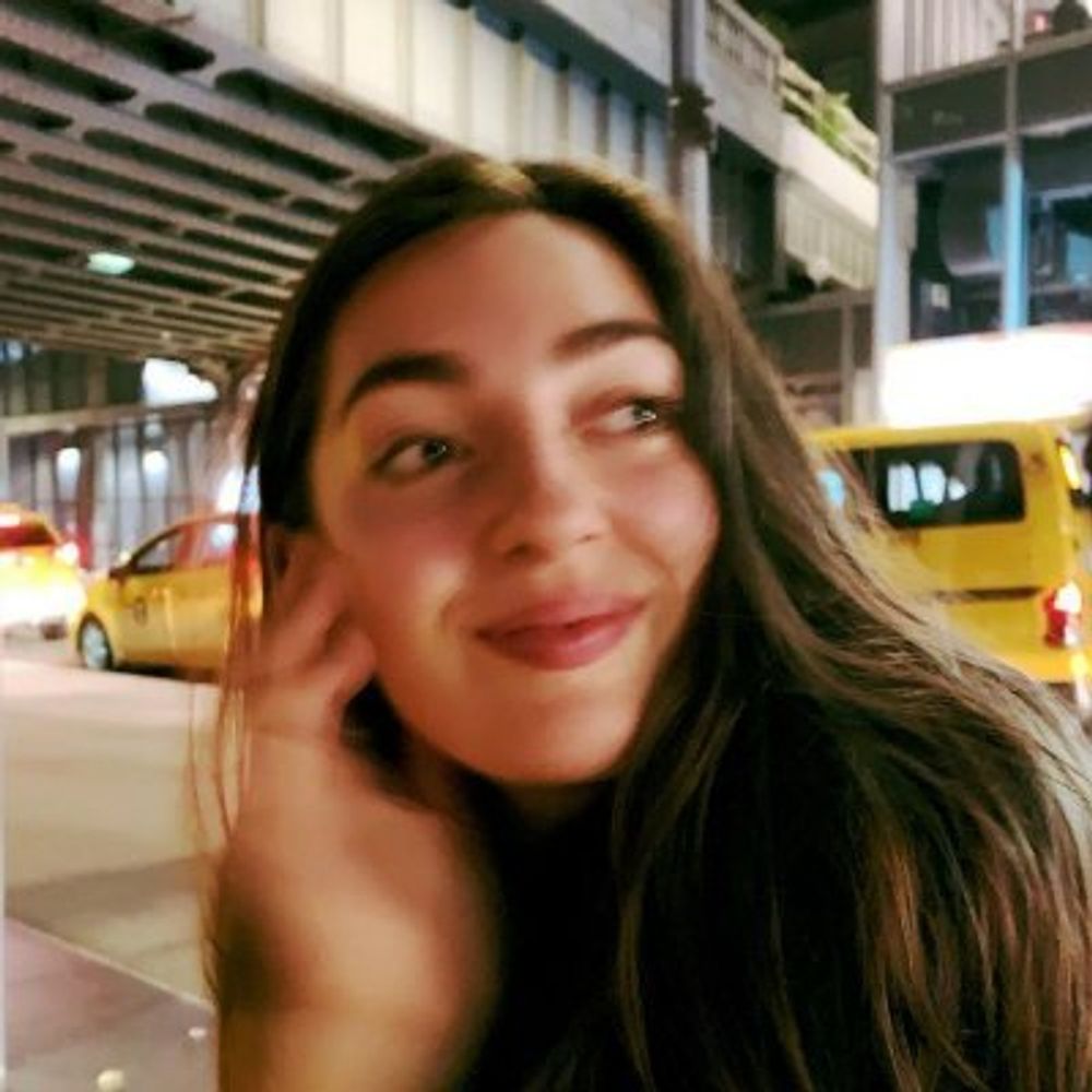 Bella DeVaan