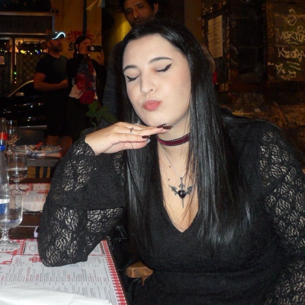 sara🍷🦇🖤