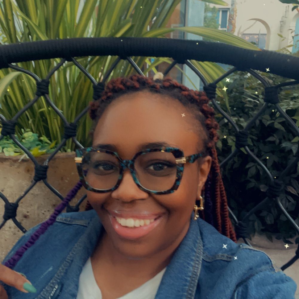 Mia M (she/her) 😘