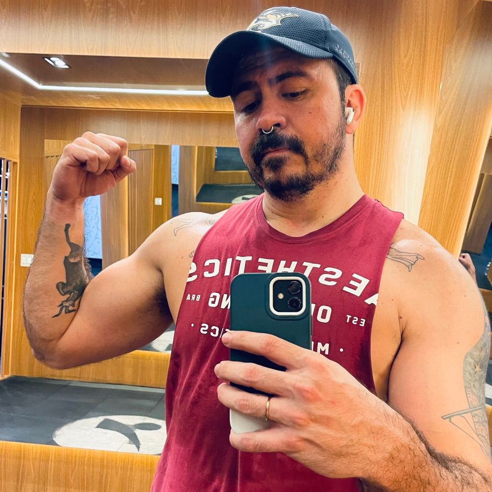 larva de mosca com rosto fake no bumbum