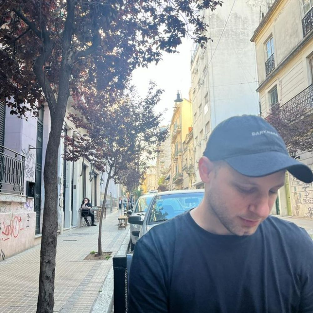 Tomás.