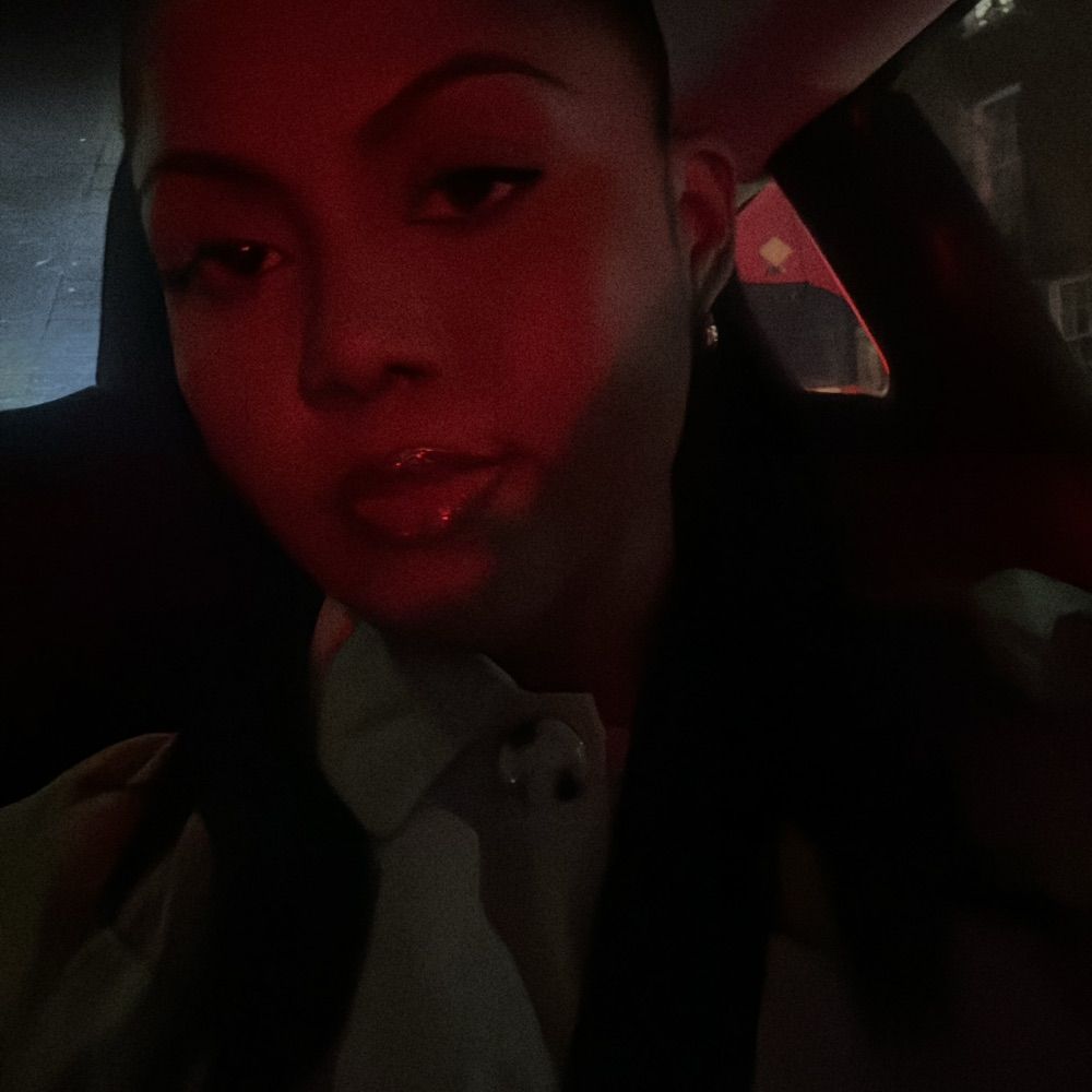 🧎🏾‍♀️