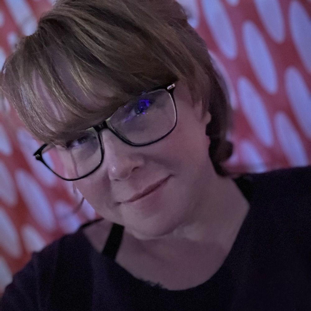 T (she/they)