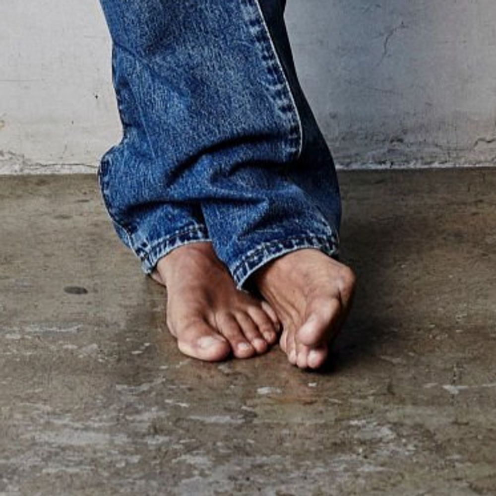 Travis Fimmel Barefoot