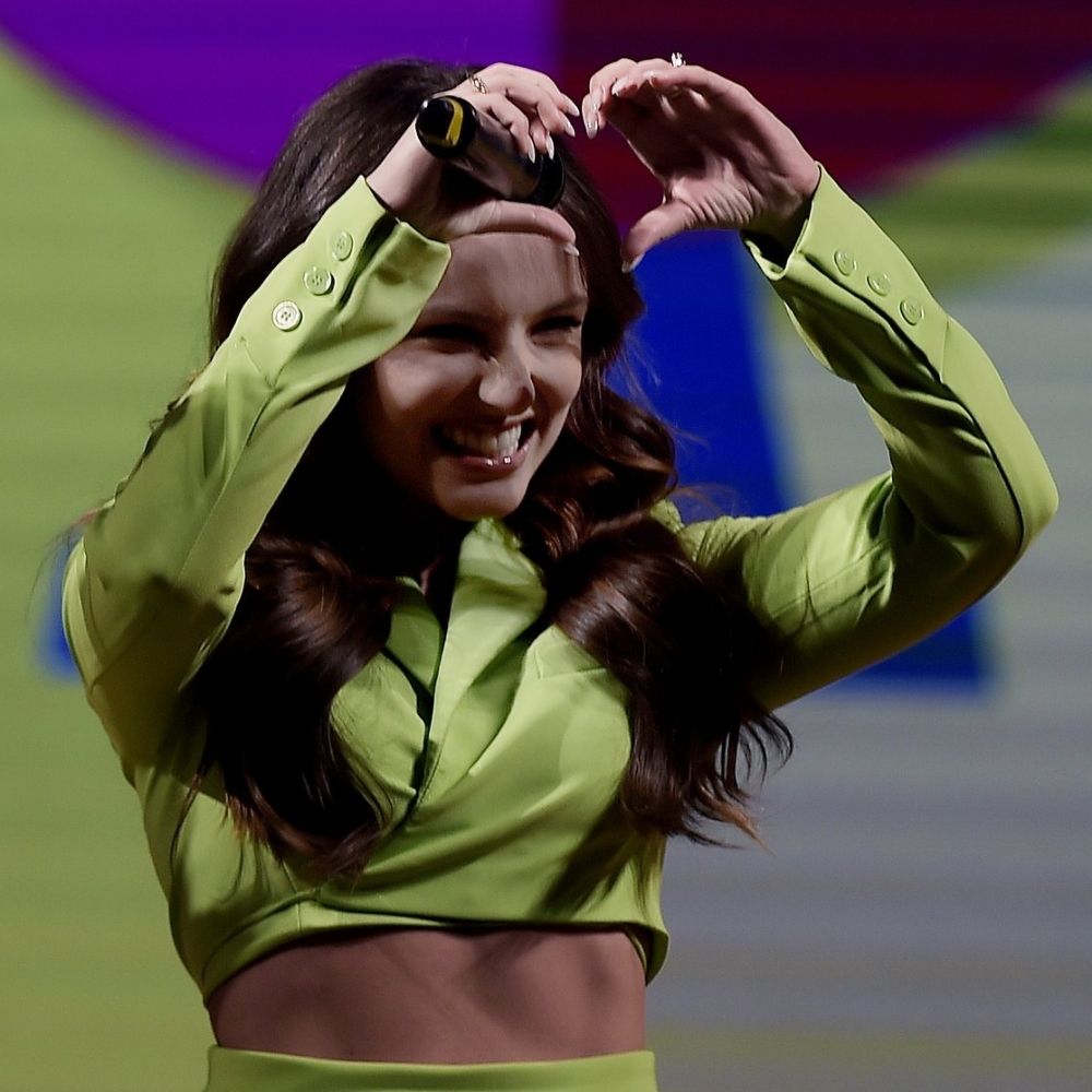 hourly larissa manoela.