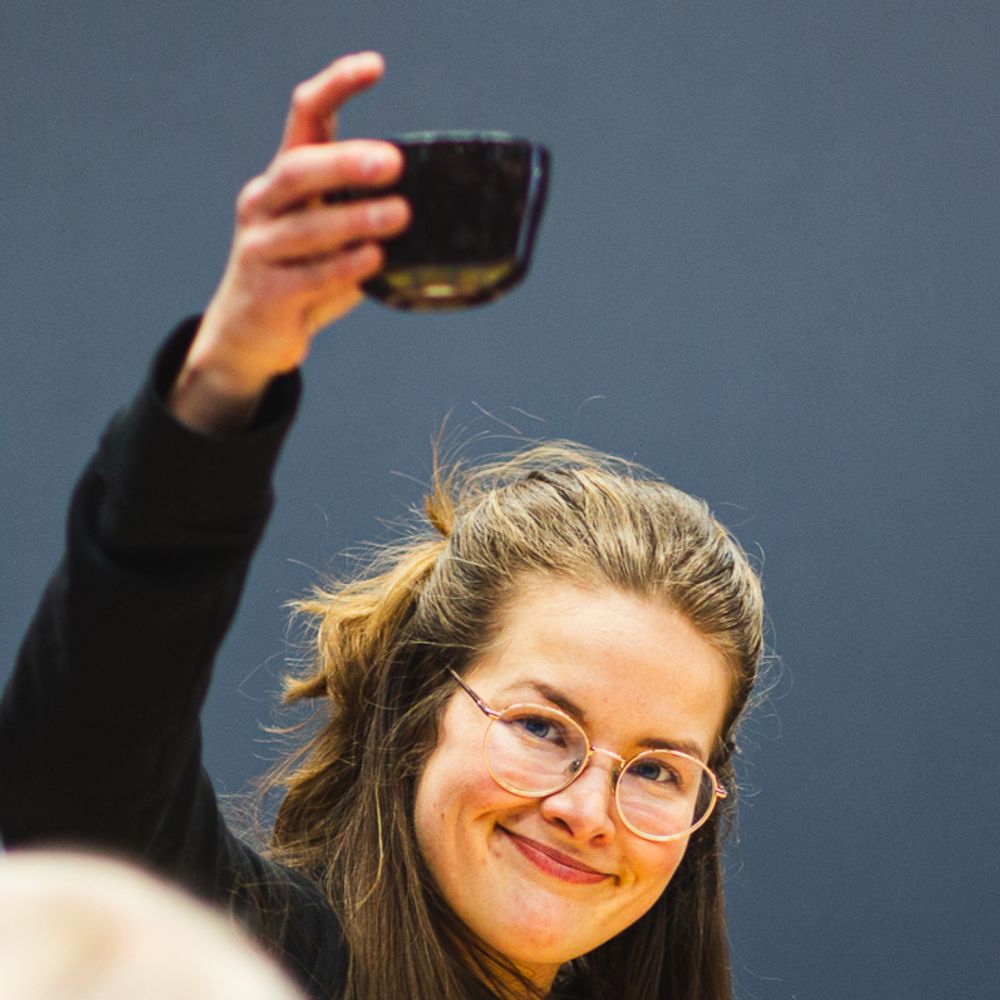 Lene | Slurper kaffe 