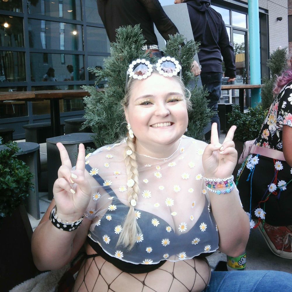 Meg!! 💛🌻🏳️‍🌈
