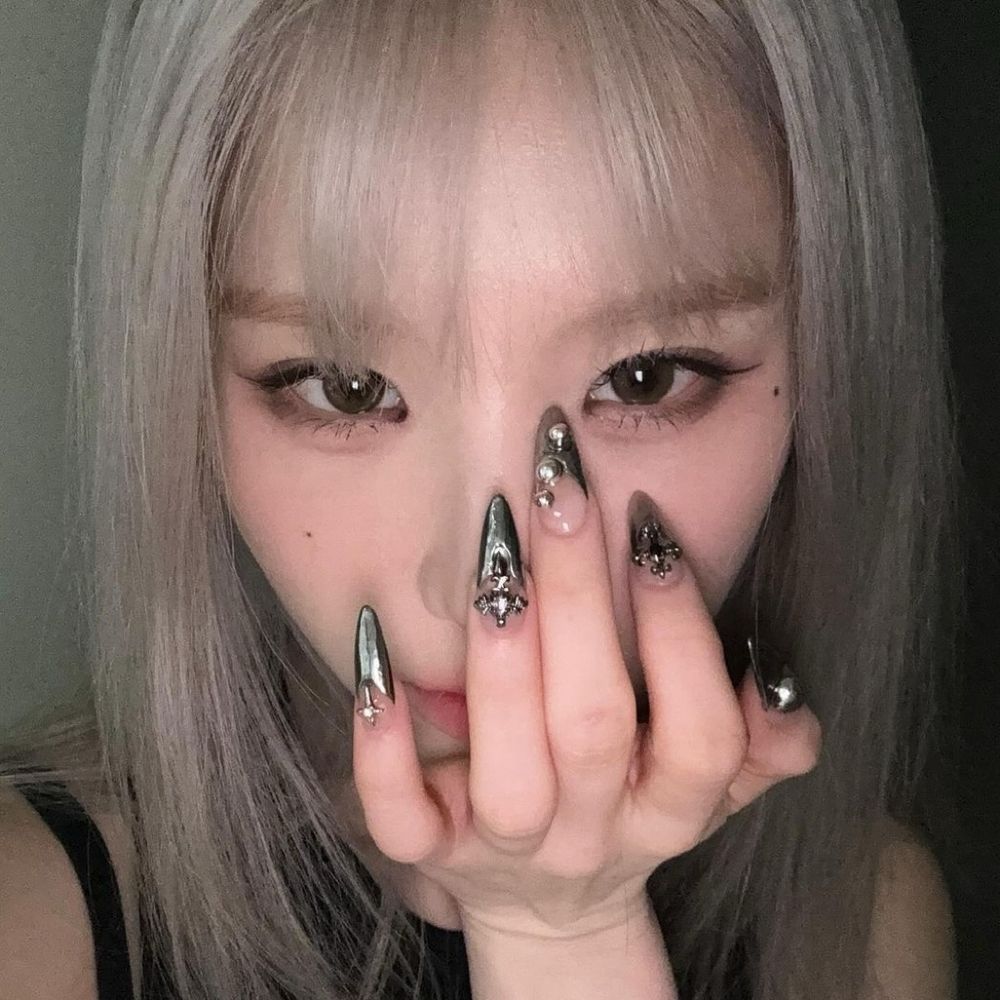 ♱