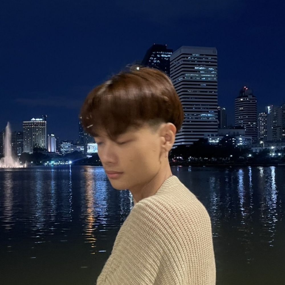 อาจารย์ธีโอน่า อ้าขารับลม