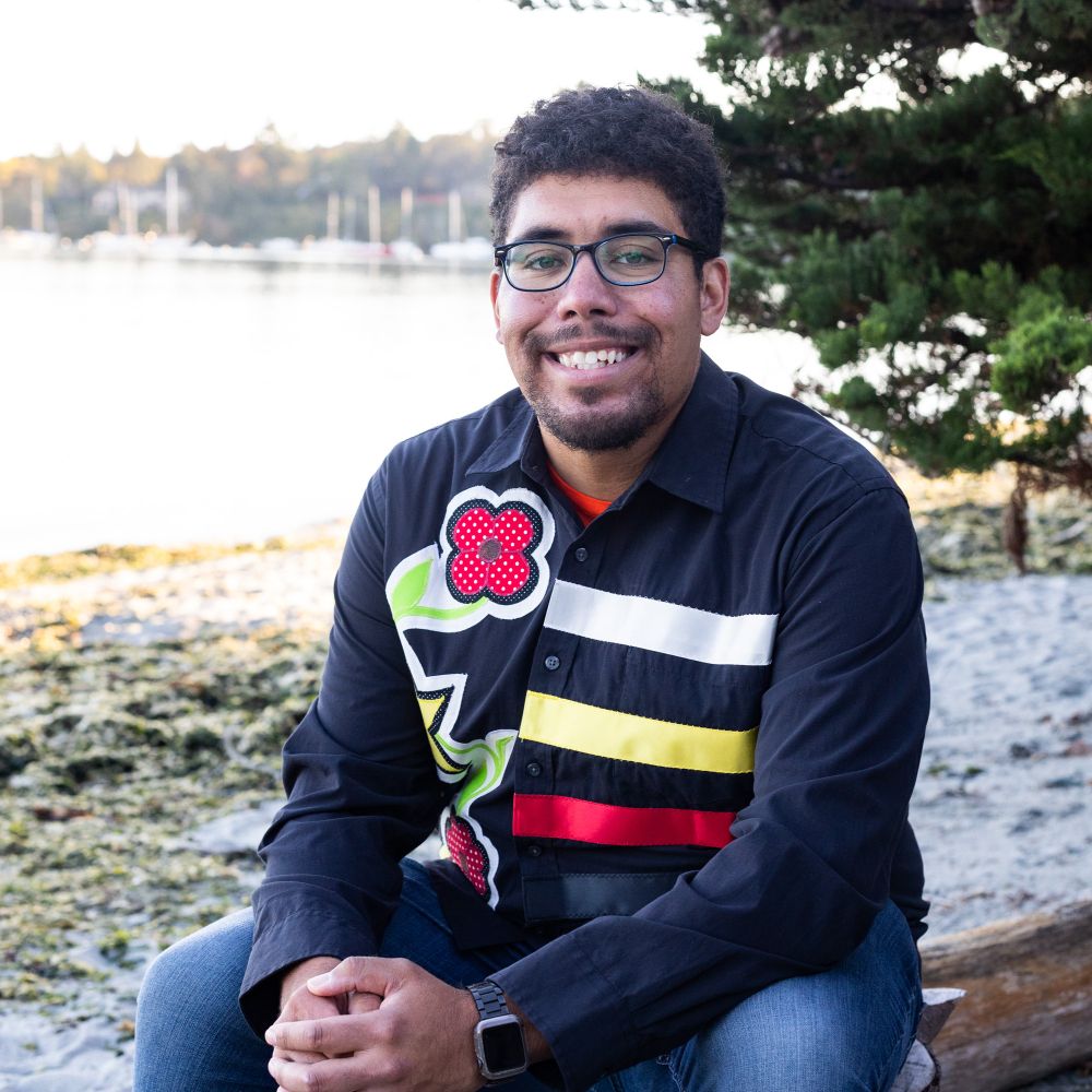 ᓃᔪᑲᒥᑳᐸᐤ Niiyokamigaabaw Deondre Smiles, Ph.D. (he/they/wiin)