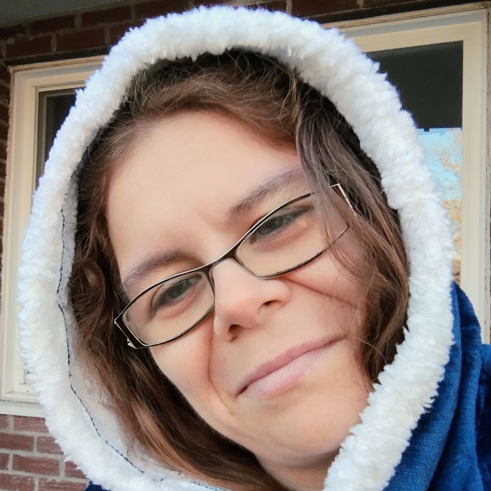 Melissa Kahnt (host)