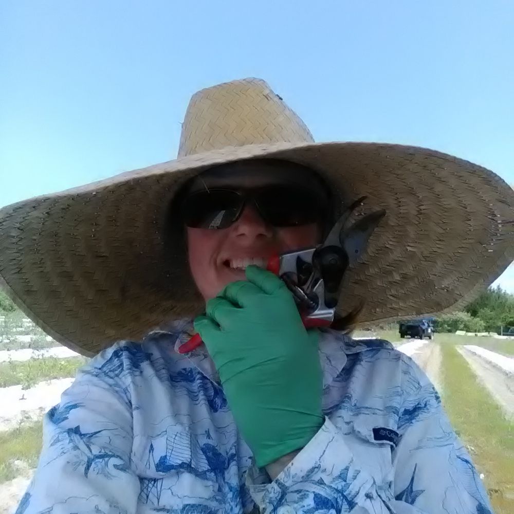 Garden Maiden 🌻🌳🍇🫐 🐗👩‍🌾👩‍🔬📷🐞🎃🍺🍹🐕🐾🛶