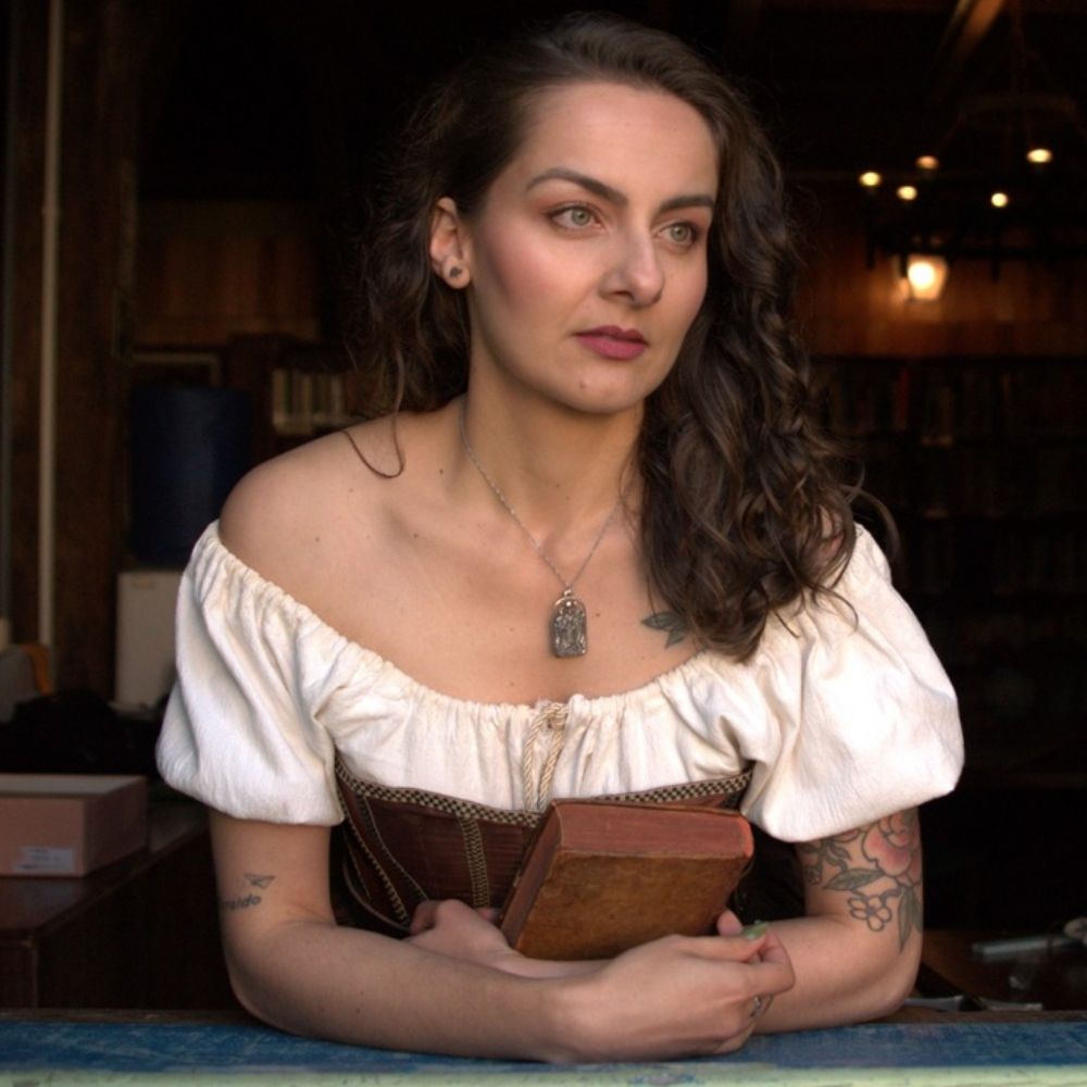 Luiza Fisch - A Bruxa Literária 🪻📖