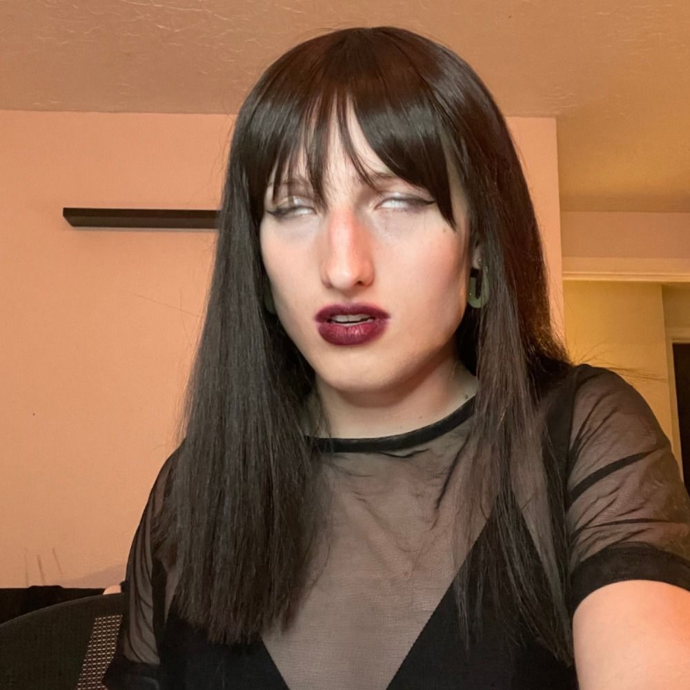 esther grey 🖤