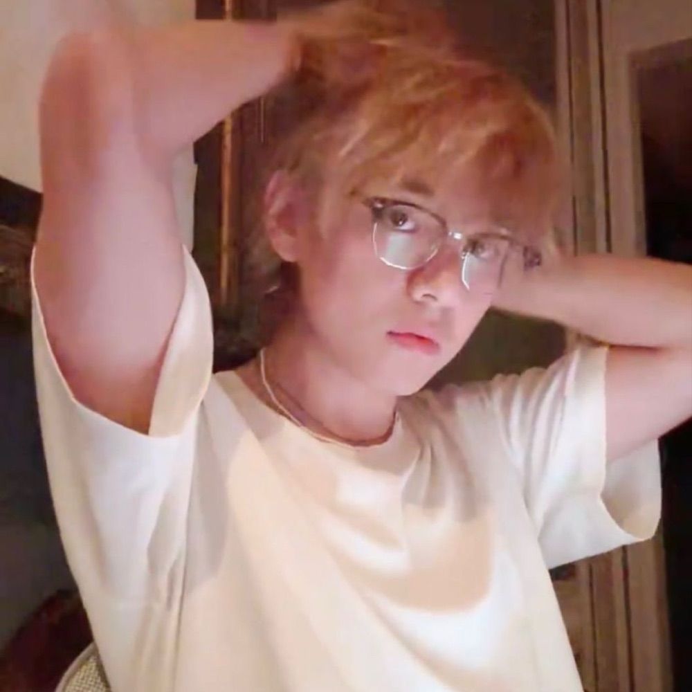 lizz⁷♡ ᵇᵗˢ ʸᵉᵃʳ