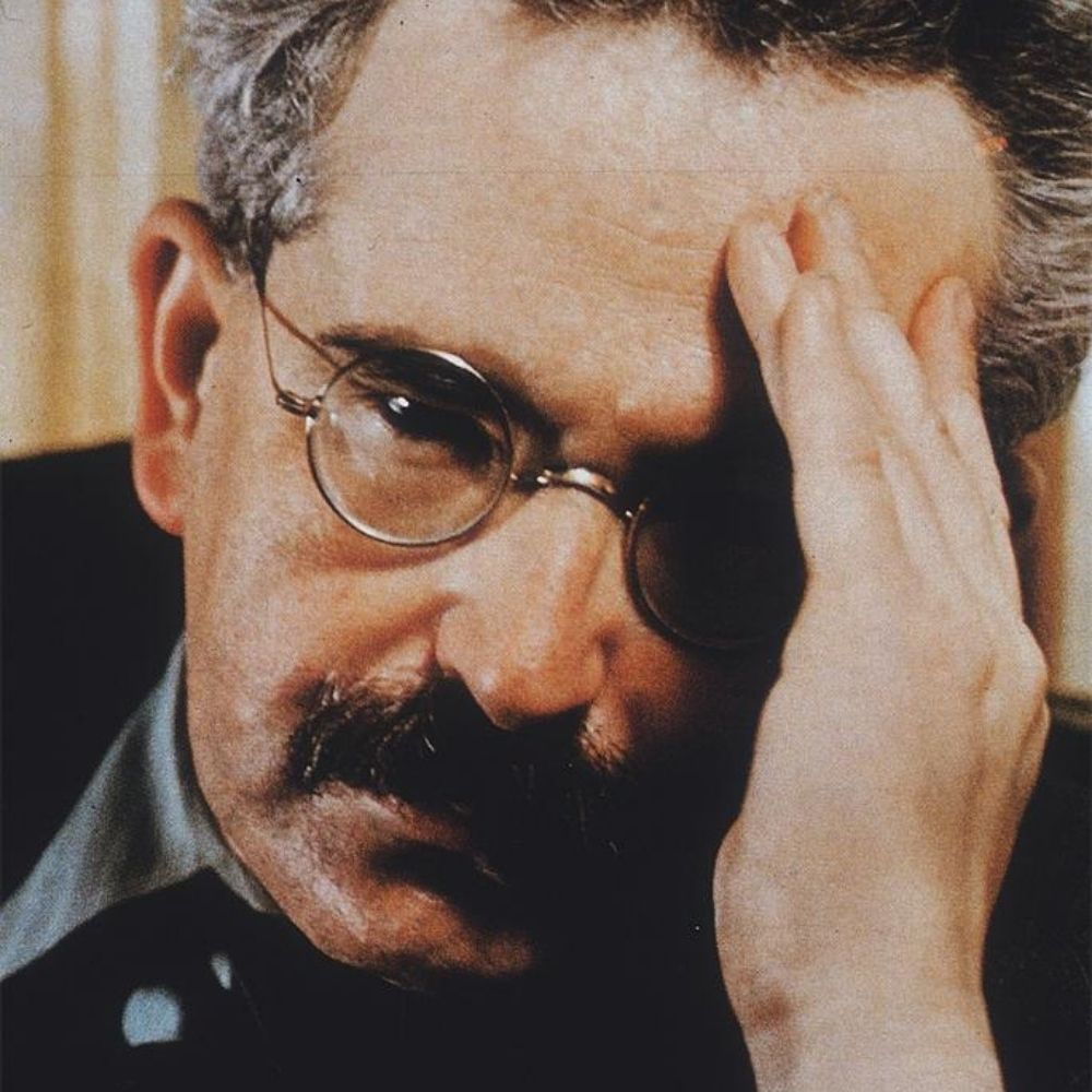 NFT de Walter Benjamin girando na tumba