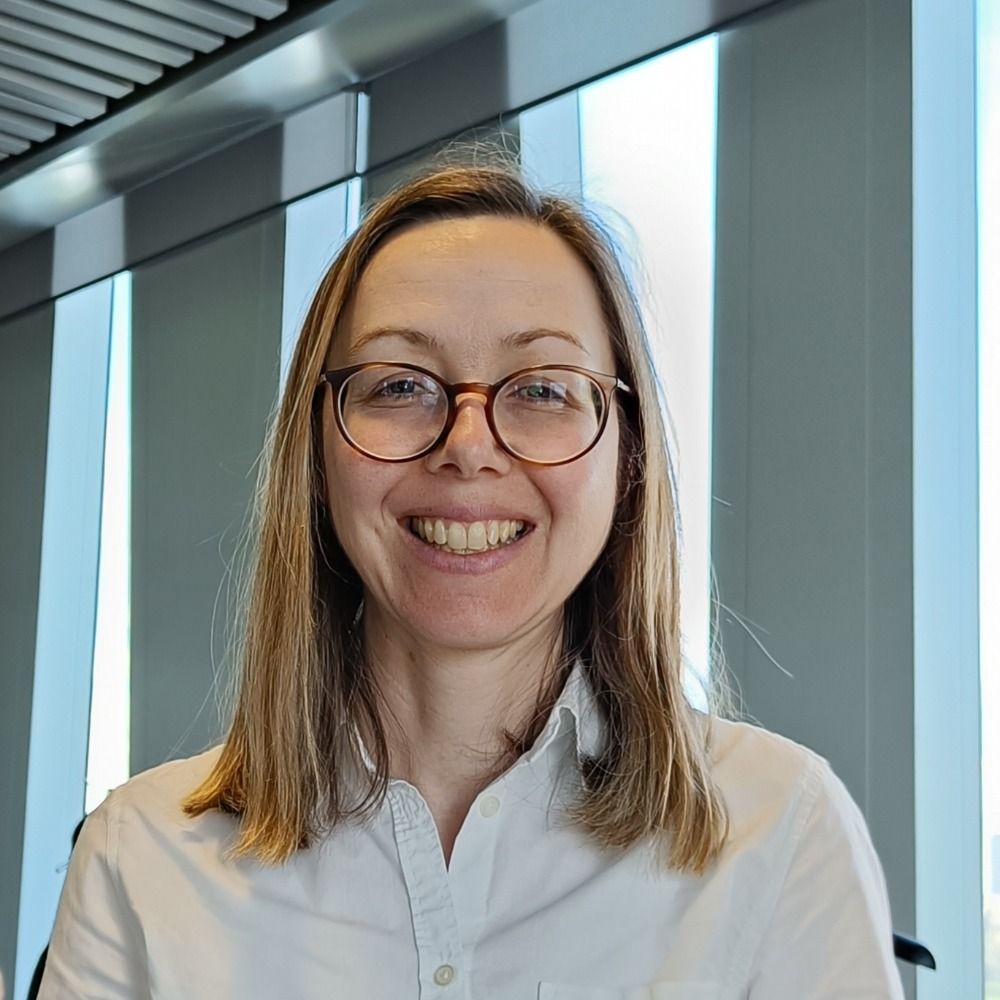 Lesley J MacRae