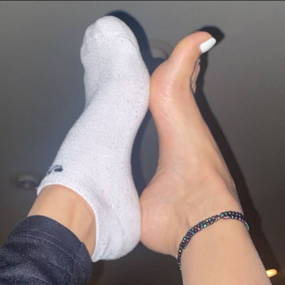 Profile picture girlsfeet.bsky.social