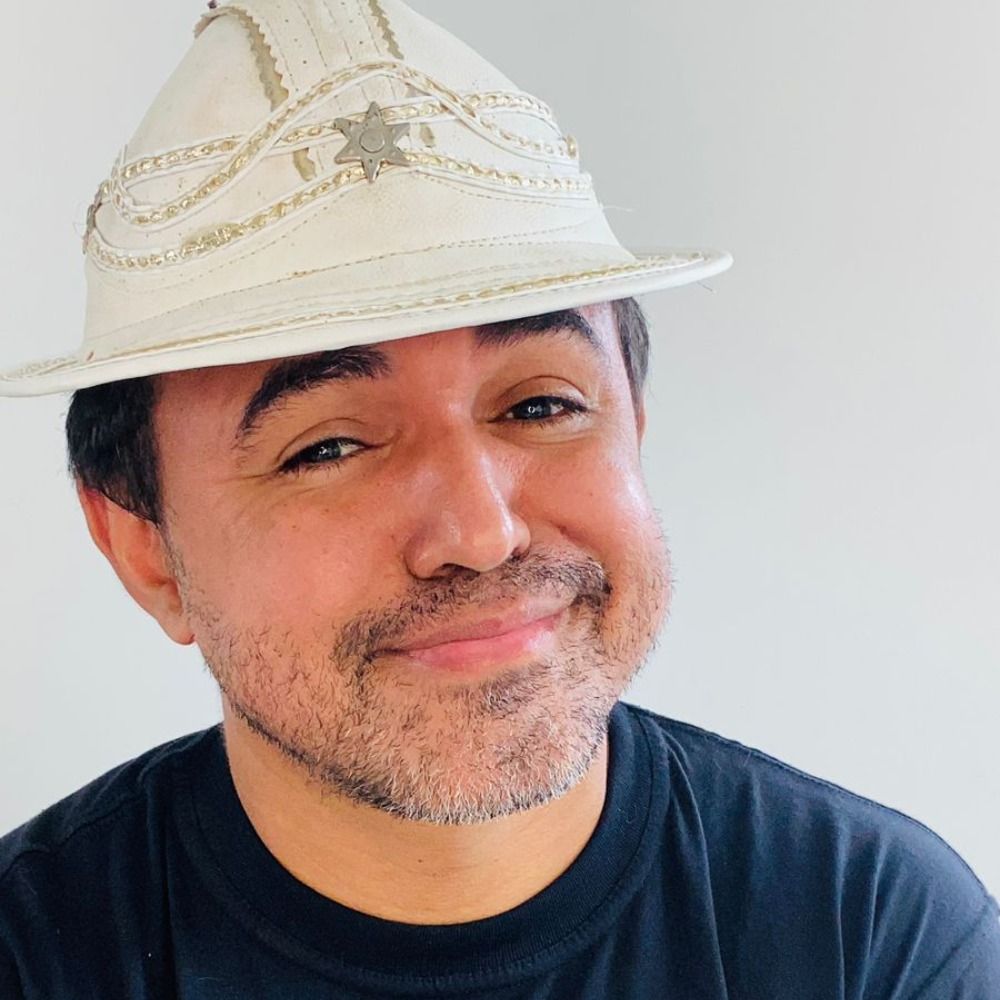 Cientista e comentarista político. 