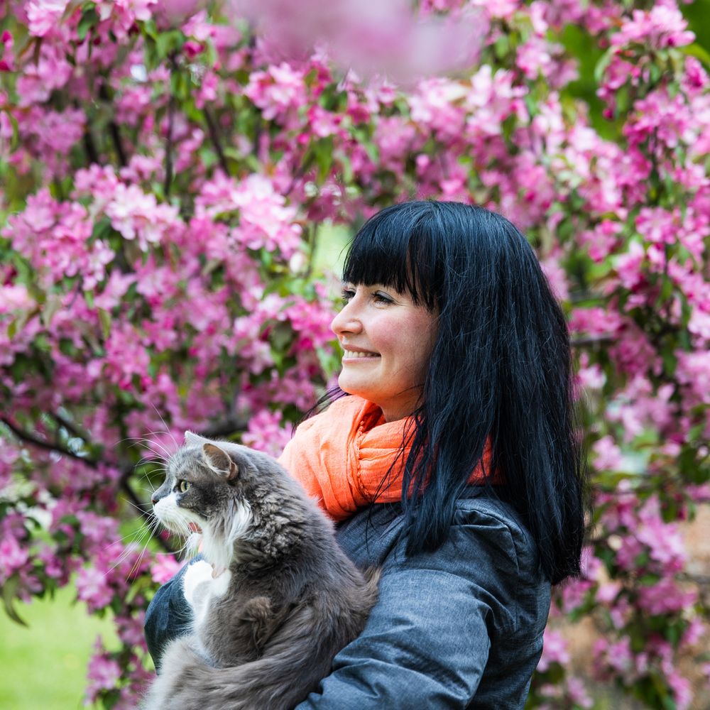 Ellen Khodakivska Author