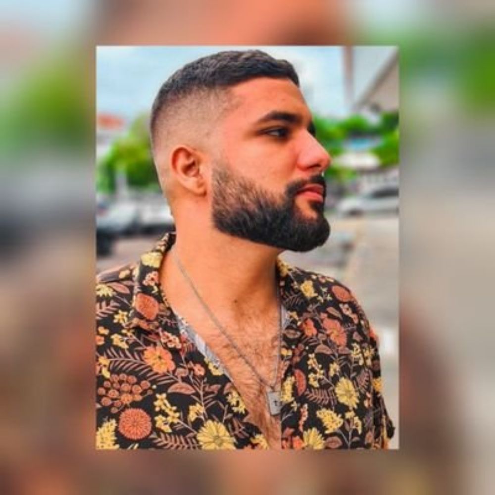 Joao com braços 
