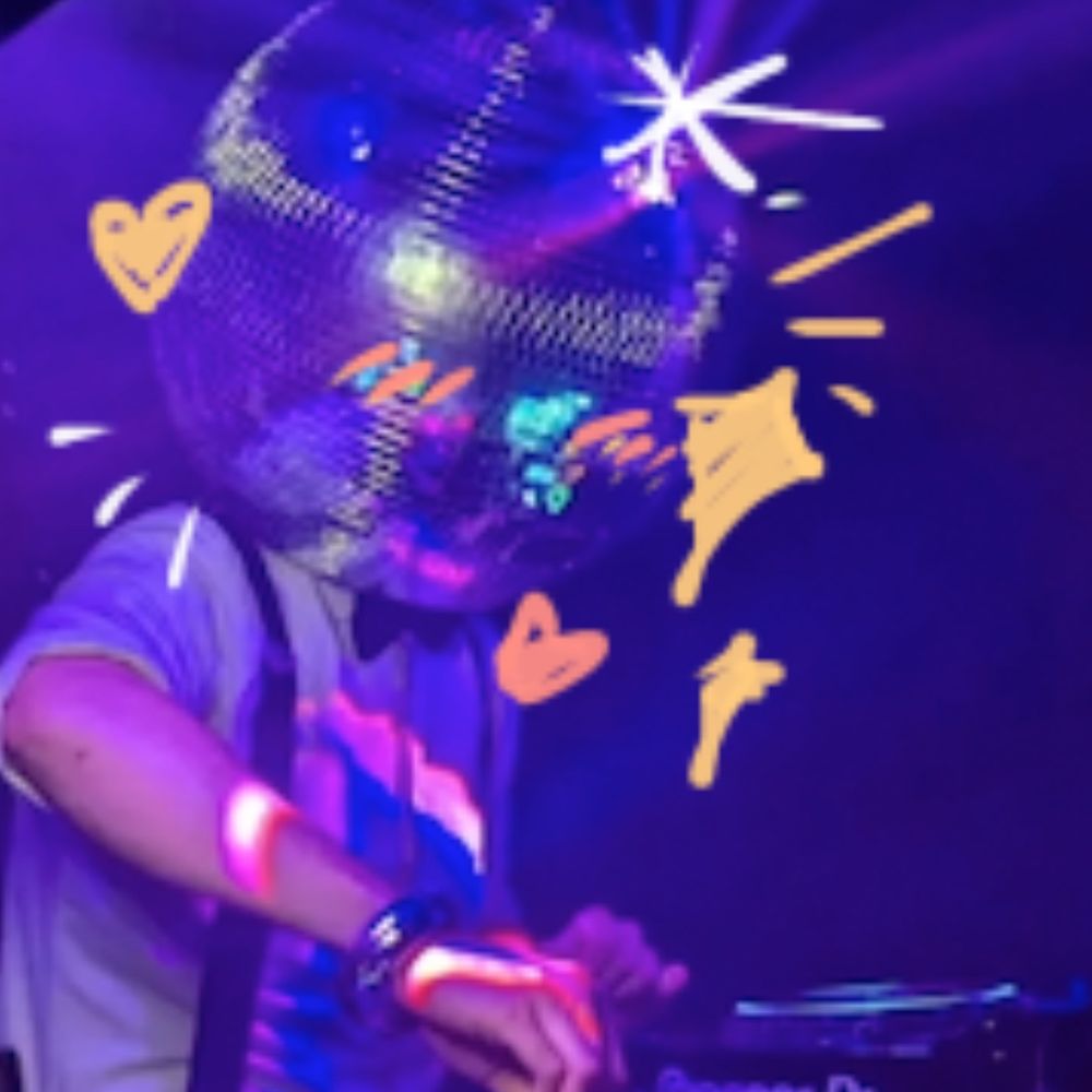 ☆⋆｡‧˚ʚ GOOBIE!!!! ɞ˚‧｡⋆☆ ⬛️📼🪩 <— disco and genloss addict