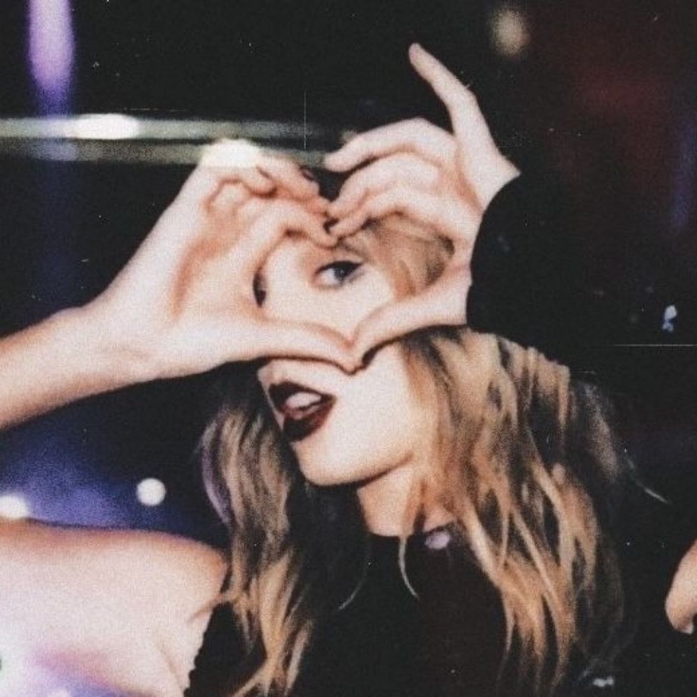 Taylor Swift Hourly 🦋