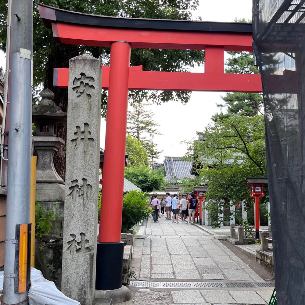 円