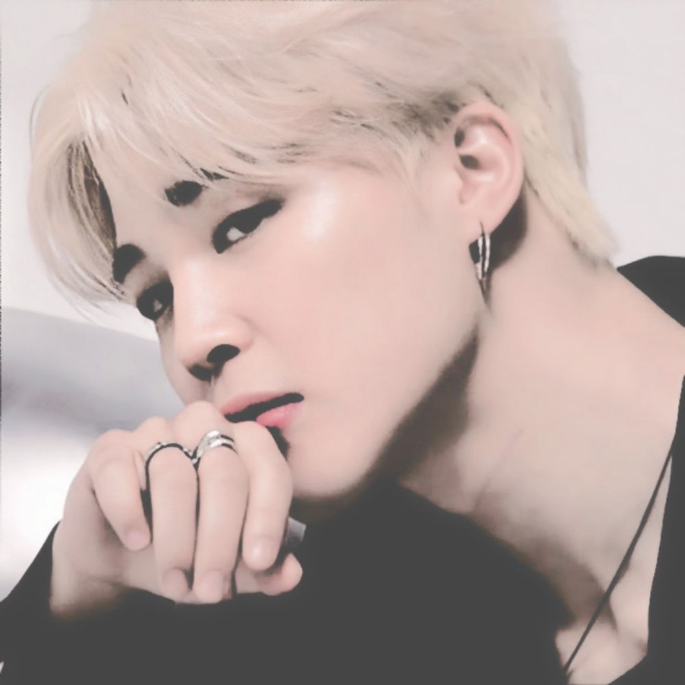 𝐋𝐞𝐯𝐢, 𝖽𝖾𝗅𝗂𝖼𝖺𝗍𝖾 𝖺𝗌 𝐩𝐞𝐭𝐚𝐥𝐬.