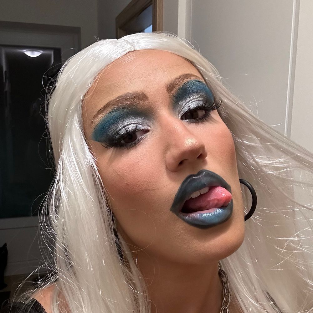 Lolo as a queen