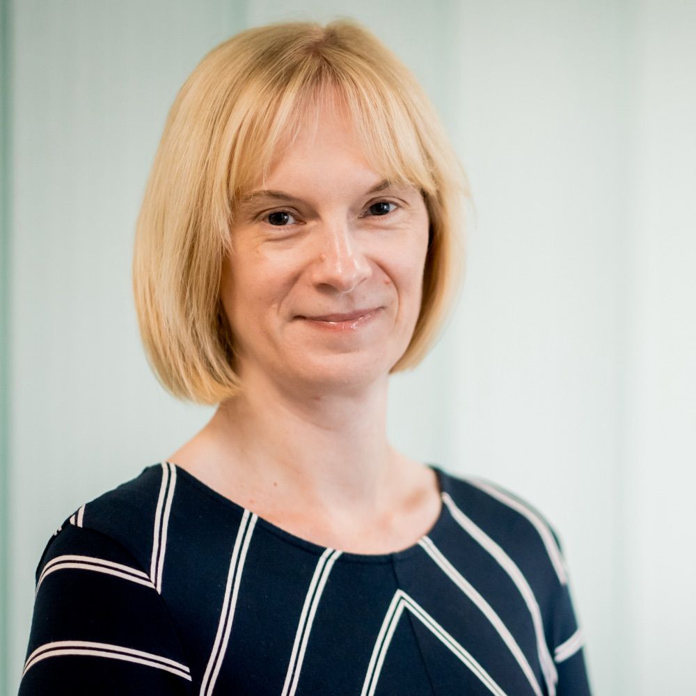 Dr Bronia Arnott