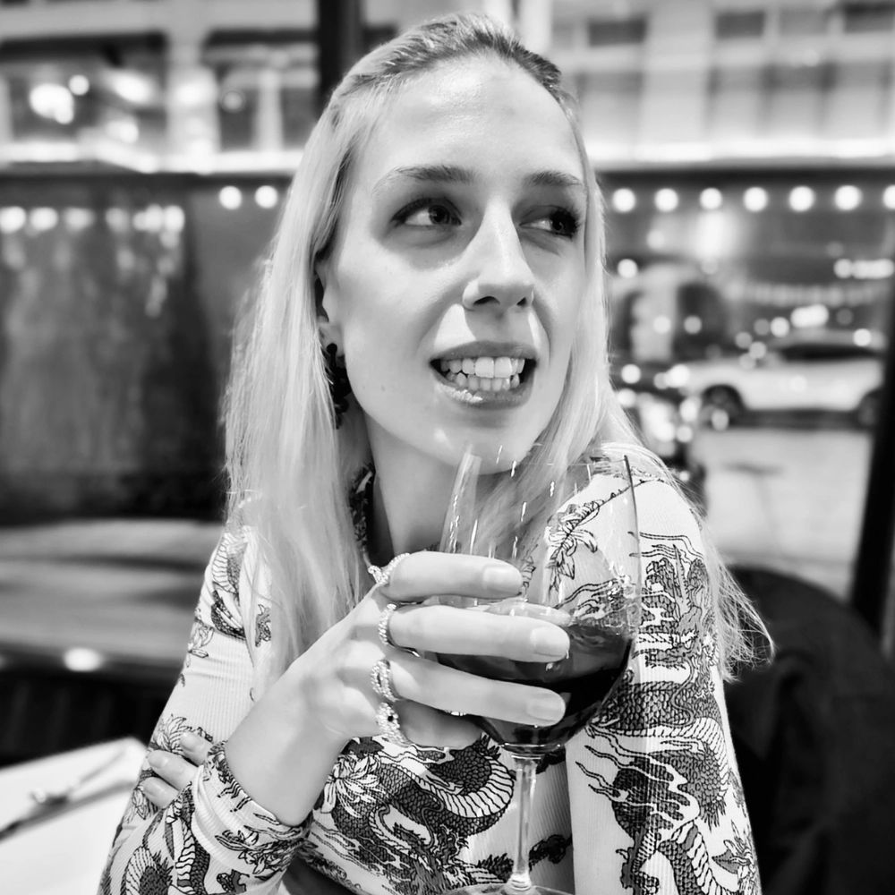Nina Voss | Dystopian thriller Author