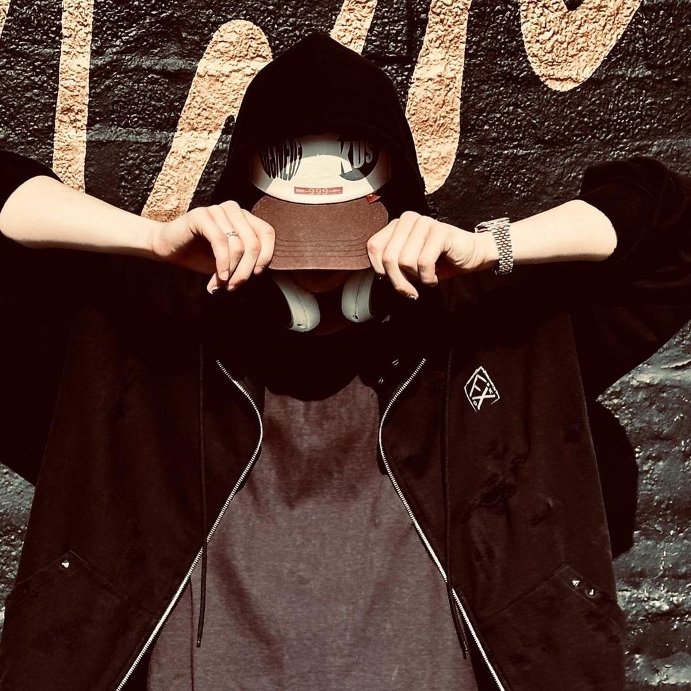 MG.
