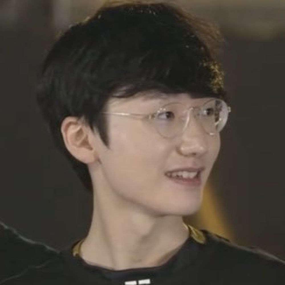 먄