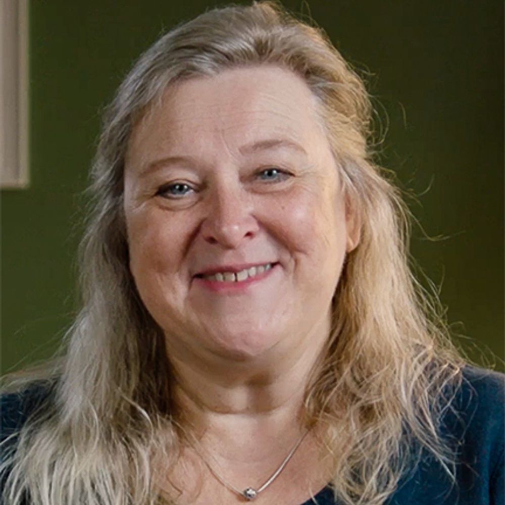 Lynda Holt