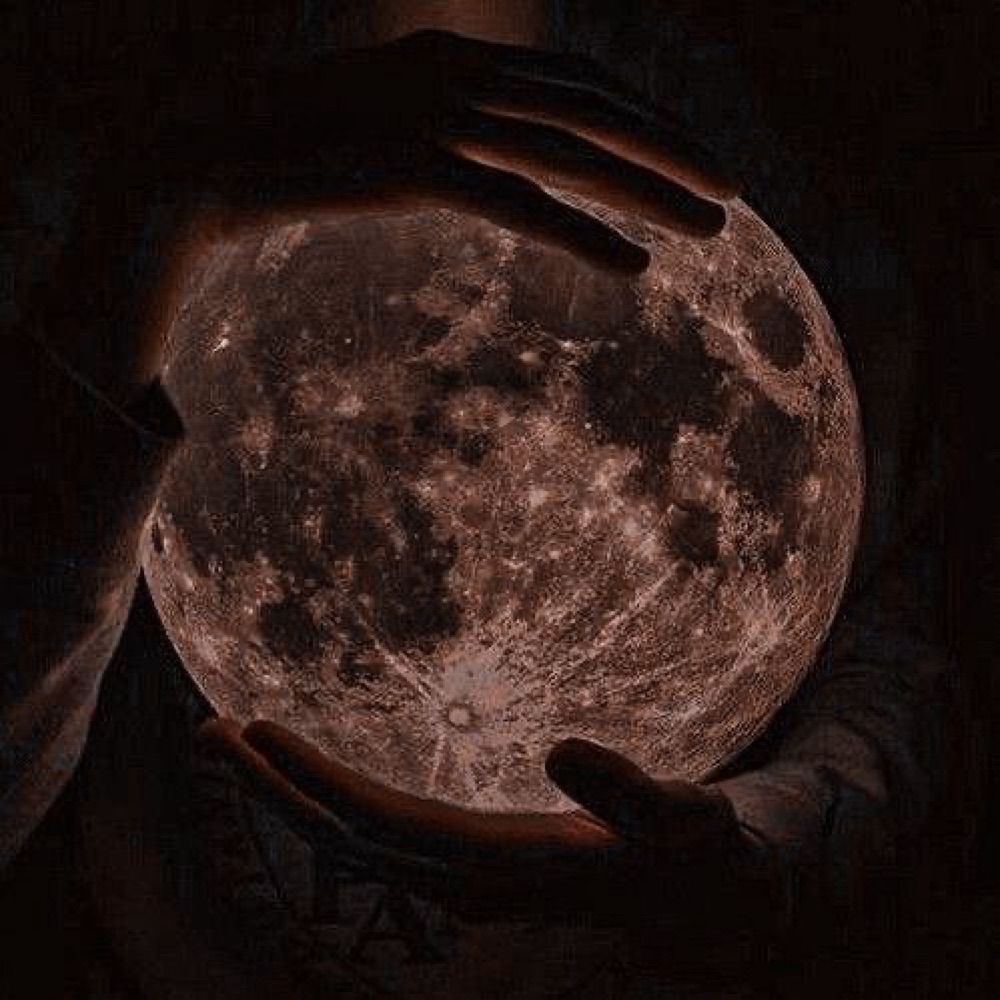 moon’s crescent 🌒