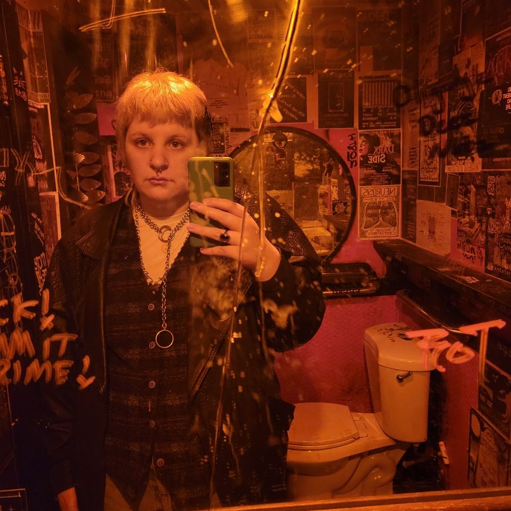 kit gray he/it