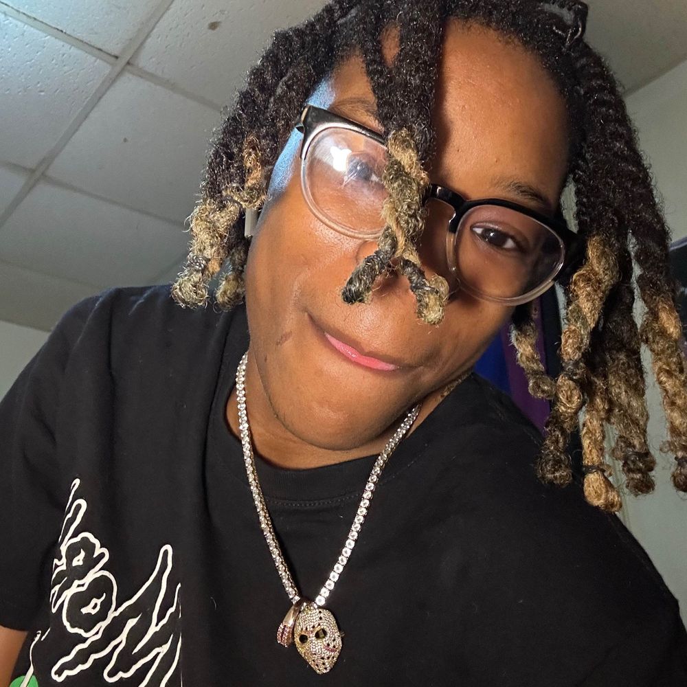 👩🏽‍❤️‍💋‍👩🏽JokersKidd🌈